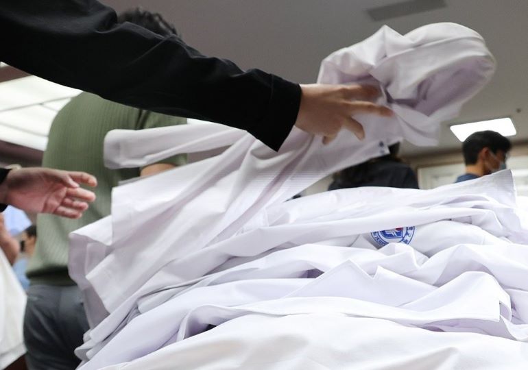 가운 내려놓는 의사들 [사진/연합뉴스]