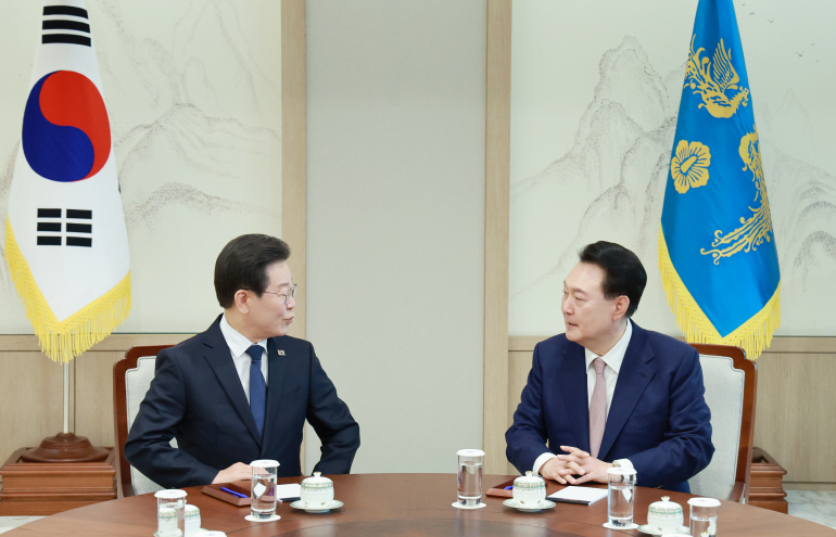 윤석열 대통령과 이재명 대표의 영수회담 (연합뉴스 제공)