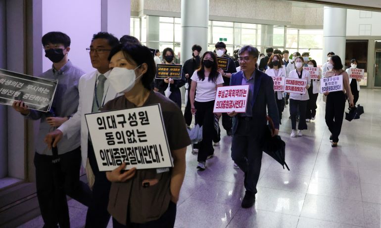'의대 정원 결정' 교무회의 항의 시위 [사진/연합뉴스]