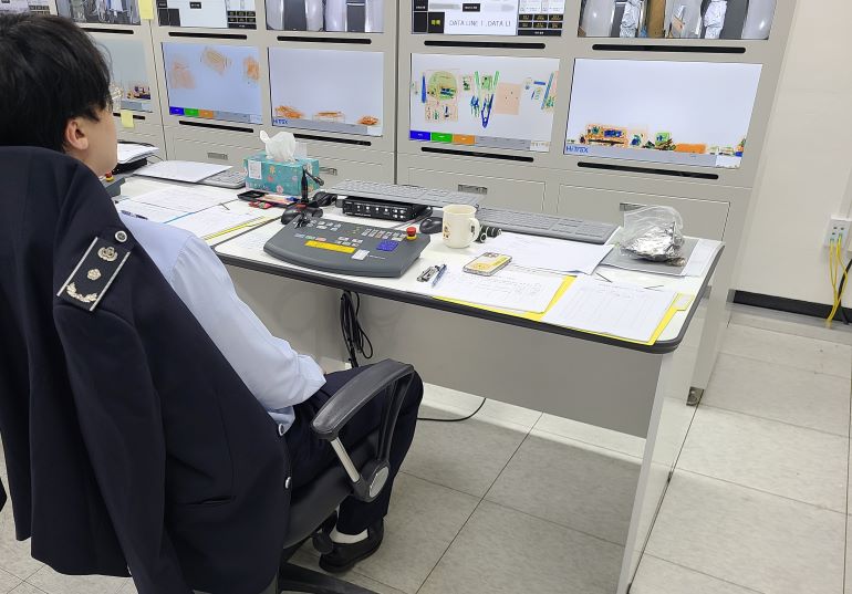 군산세관 특송물류센터 엑스레이 판독실 [사진/연합뉴스 제공]