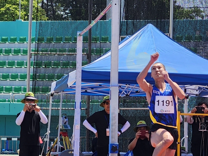 '삭발'하고서 도약하는 우상혁[연합뉴스 제공]