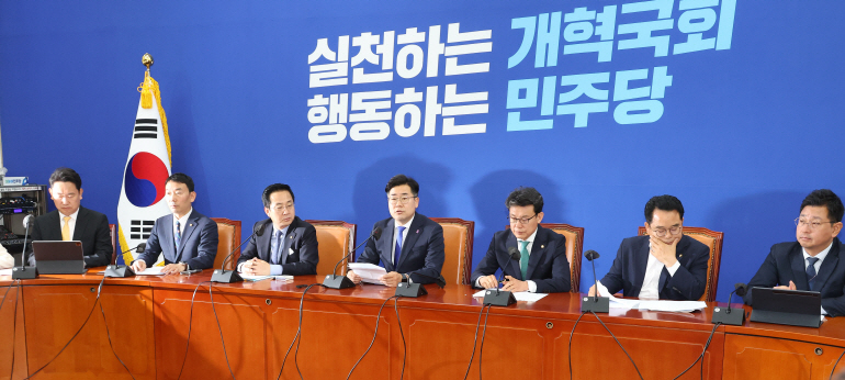 더불어민주당 박찬대 원내대표(가운데)가 14일 오전 국회에서 열린 원내대책회의에서 발언하고 있다. [연합뉴스 제공]