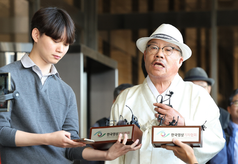 백은종 서울의소리 대표가 최재영 목사 소환조사가 예정된 13일 오전 서울 서초구 서울중앙지방검찰청에서 입장을 밝히고 있다. [연합뉴스 제공]