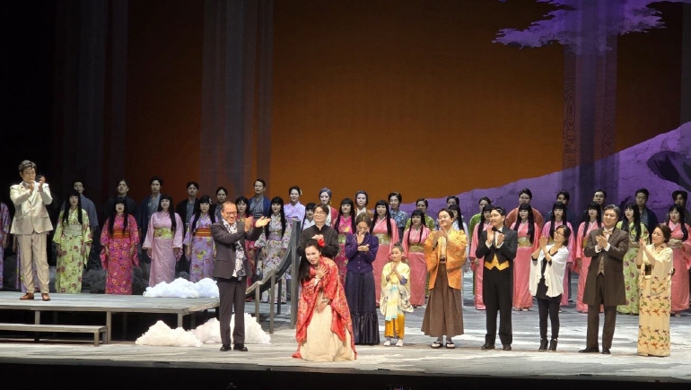 예술의전당 오페라하우스에서 열린 오페라 '나비부인'에 주인공 초초상으로 출연한 임세경이 공연이 끝난 뒤 관객에게 인사하고 있다. 2024.06.28 [연합뉴스 제공]