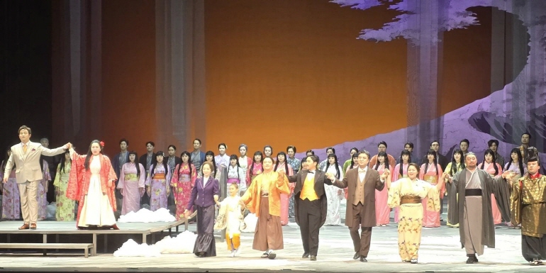 예술의전당 오페라하우스에서 열린 오페라 '나비부인' 출연진들이 관객에게 인사하고 있다. 2024.06.28 [연합뉴스 제공]