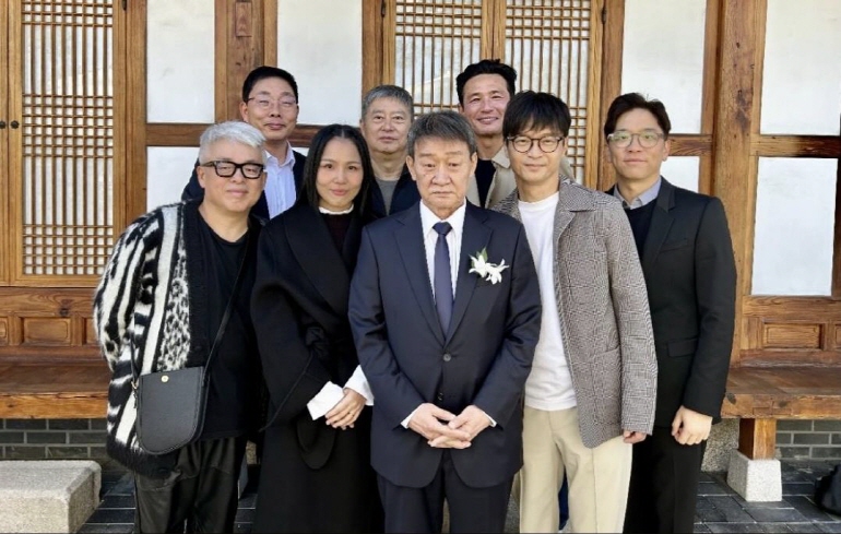 생전 김민기(가운데)와 후배 연예인들 [이적 인스타그램. 재판매 및 DB 금지]