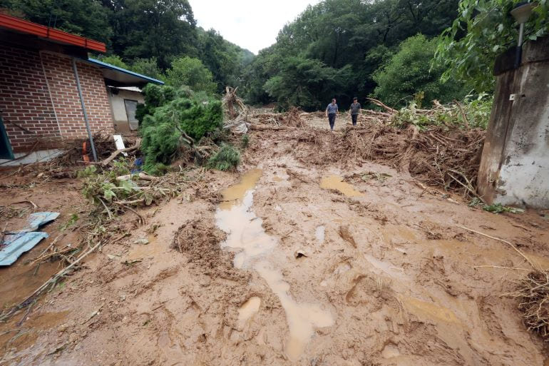 산사태로 쏟아진 토사물 [사진/연합뉴스]