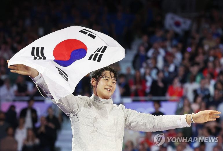 태극기를 들고 세리머니를 하는 오상욱 [사진/연합뉴스]