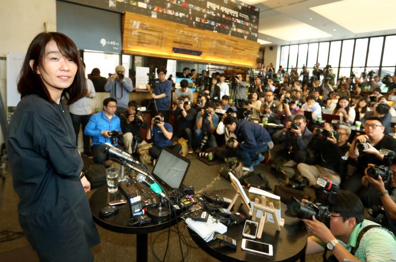 맨부커상을 수상한 2016년 소설 '흰' 출간 기자간담회에 참석한 한강. 2024.10.10 [연합뉴스 제공]