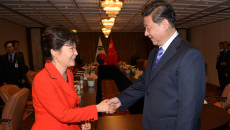 밝은 표정으로 인사하고 있는 박근혜 대통령과 시진핑 주석(출처/뉴스와이)