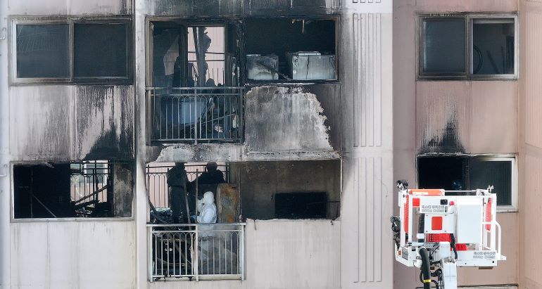 대구 아파트 화재 현장 조사하는 합동 감식팀 [사진/연합뉴스]