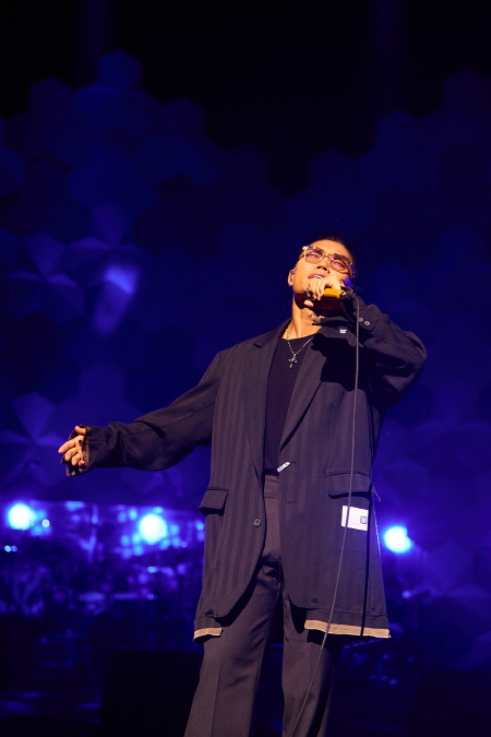 공연 실황 영화 '김범수 25주년 콘서트 필름 : 여행' 속 한 장면 [롯데시네마 제공. 재판매 및 DB 금지]