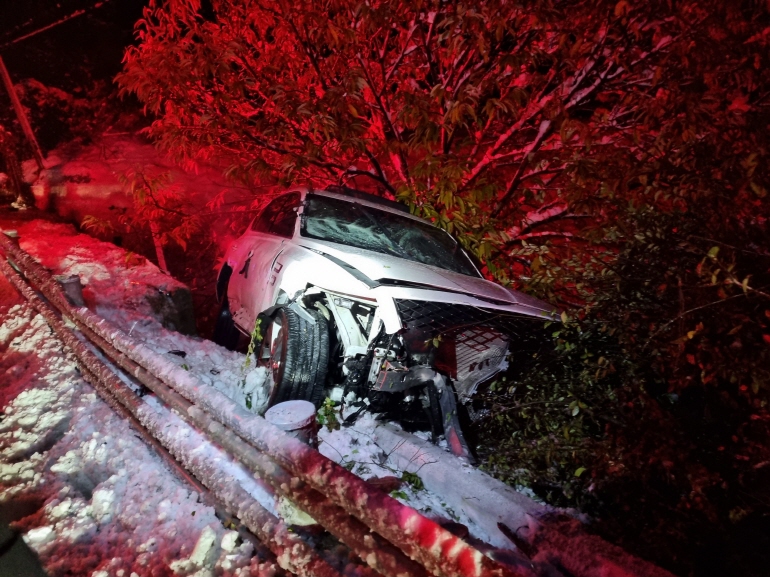 눈길에 미끄러진 차량 [충북소방본부 제공. 재판매 및 DB 금지]