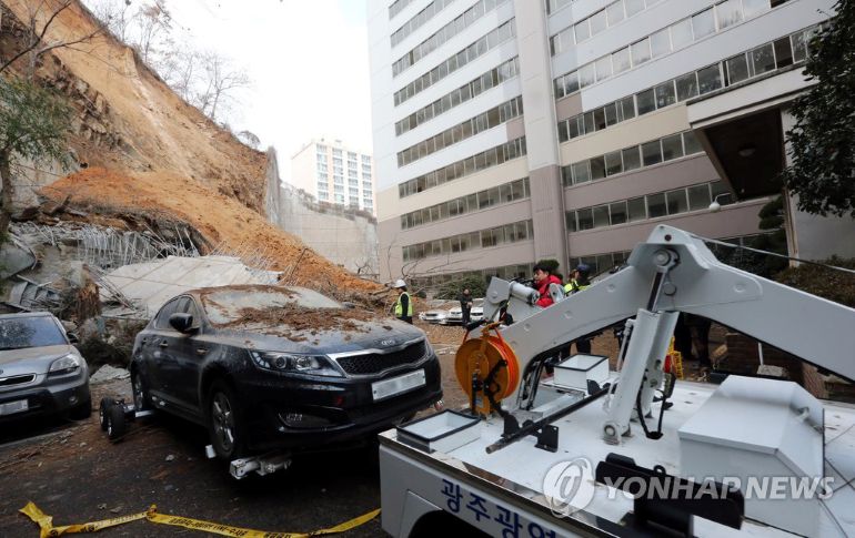 무너진 아파트 옹벽 [사진/연합뉴스]