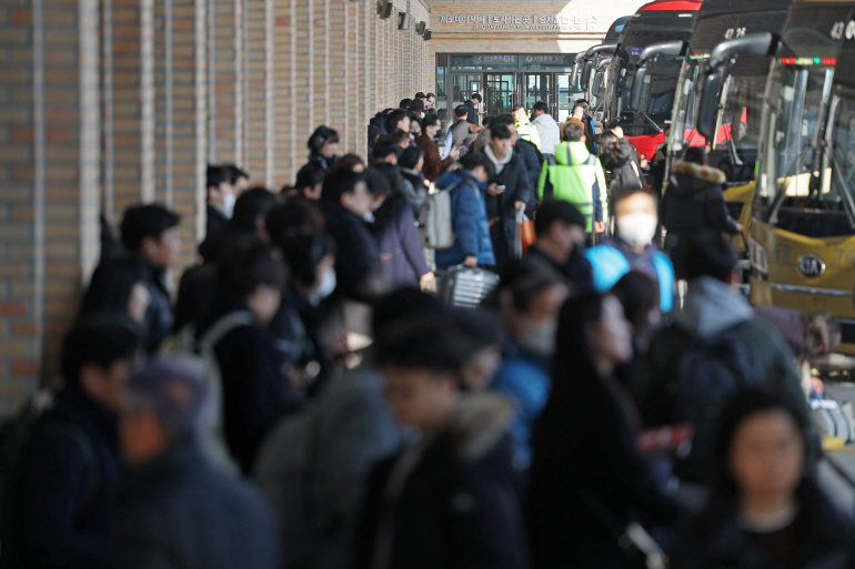 지난 해, 설 연휴 하루 앞둔 서울고속버스터미널 풍경 [연합뉴스 제공]
