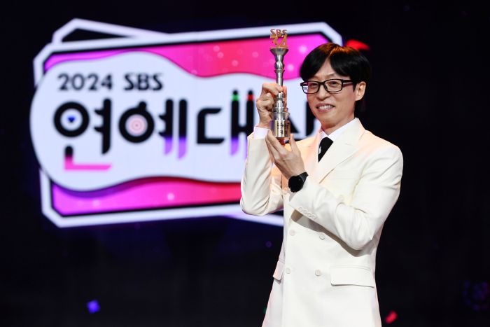 2024 SBS 연예대상 받은 유재석 [SBS 제공. 재판매 및 DB 금지]