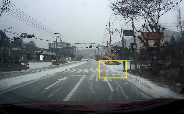 도로 파임(포트홀)으로 인한 교통사고 발생 전 모습 [한국도로교통공단 제공]