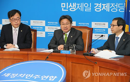 공무원연금 개혁안 설명하는 의원들 [사진/연합뉴스]