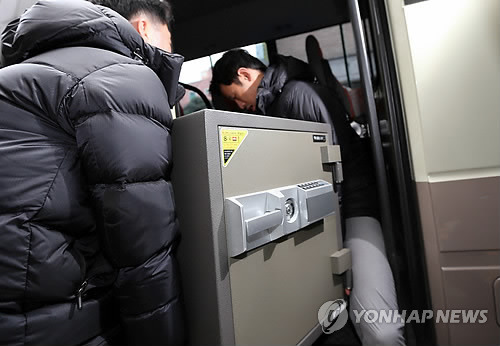 압수수색하는 방위사업비리 합동수사단 [사진/연합뉴스]