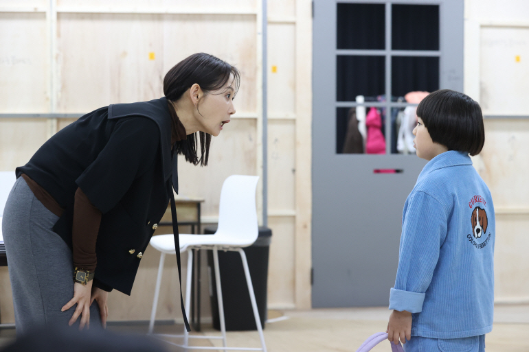 배우 김선영이 서울 종로구 홍익대 대학로아트센터에서 국립극단 연극 '그의 어머니' 연습 장면을 공개하고 있다. 2025.3.19 [연합뉴스 제공, 재판매 및 DB 금지] 