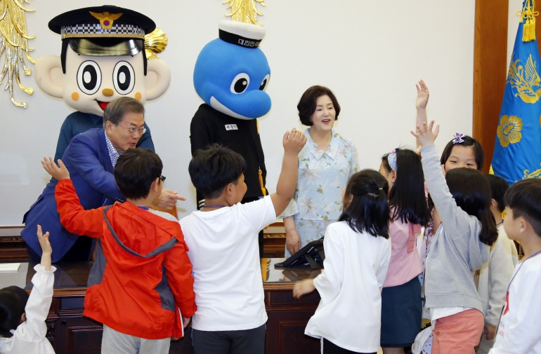 어린이날 청와대에 초청된 특별 손님 [연합뉴스 제공]