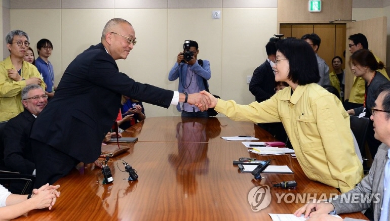 후쿠다 게이지 전 WHO 사무차장과 장옥주 전 보건복지부 차관이 악수하고 있다.[연합뉴스]
