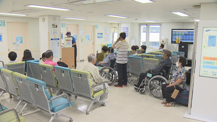 병원에서 대기 중인 환자들 [사진/연합뉴스]