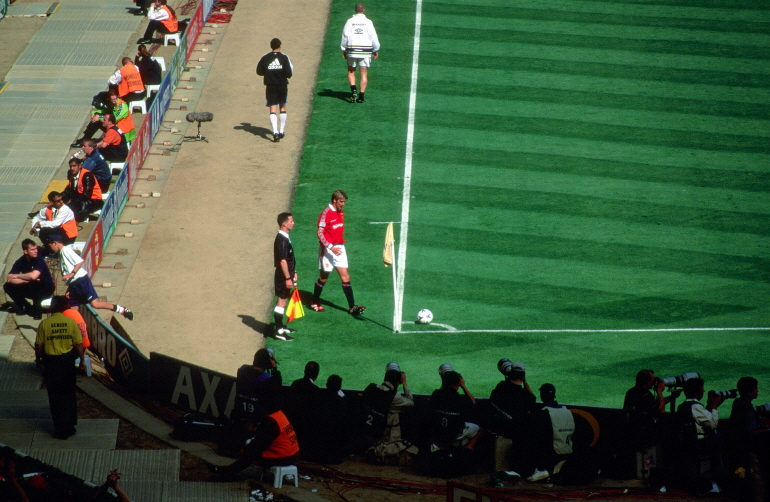 웸블리에서 벌어진 1999 FA컵 결승전에서 맨체스터 유나이티드의 코너킥을 준비하는 베컴/위키백과