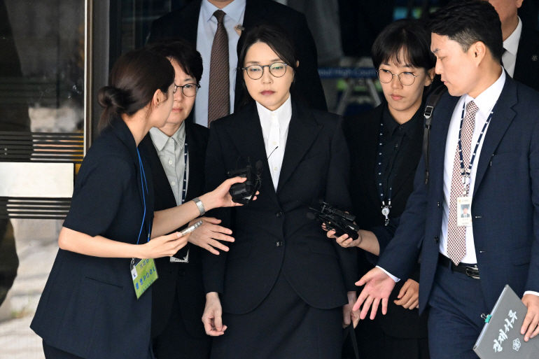 윤석열 전 대통령 부인 김건희 여사가 구속 전 피의자 심문(영장실질심사)을 마친 뒤 서울 서초구 서울중앙지법을 나서고 있다. 2025.8.12 [연합뉴스 제공]