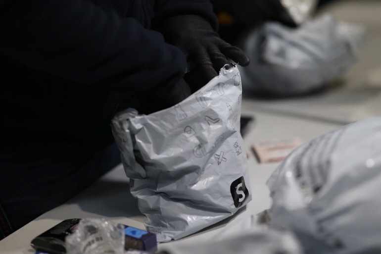 샤를드골 공항에서 세관원들이 쉬인에서 발송된 제품들을 전수 조사하고 있다.[아멜리 드몽샬랭 장관 엑스(X·옛 트위터) 캡처. 재판매 및 DB 금지]