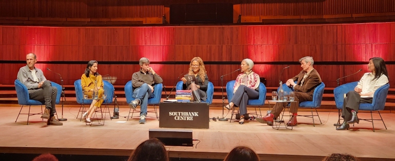 영국 권위의 문학상 부커상 최종 후보에 오른 작가들이 9일(현지시간) 런던 사우스뱅크에서 열린 낭독회에서 사회자와 대담하고 있다. [연합뉴스 제공]
