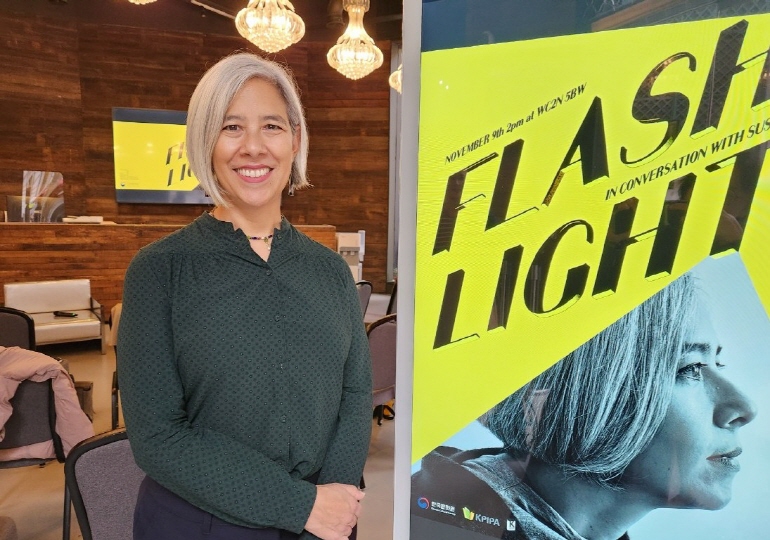 장편 '플래시라이트'(Flashlight)로 영국 권위의 문학상 부커상 최종 후보에 오른 한국계 미국인 작가 수전 최가 9일(현지시간) 주영한국문화원에서 북토크 행사를 하기에 앞서 포즈를 취하고 있다. [연합뉴스 제공]