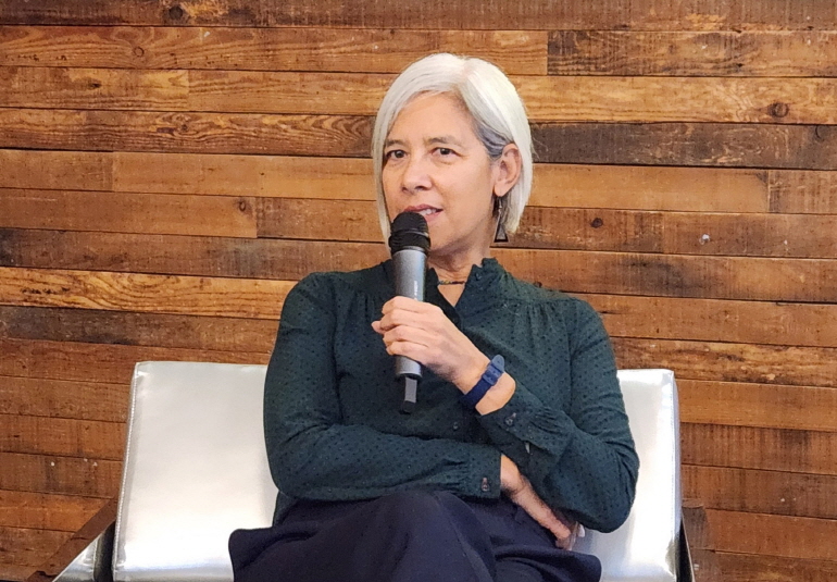 장편 '플래시라이트'(Flashlight)로 영국 권위의 문학상 부커상 최종 후보에 오른 한국계 미국인 작가 수전 최가 9일(현지시간) 주영한국문화원에서 열린 북토크 행사에서 책에 대해 설명하고 있다. [연합뉴스 제공]