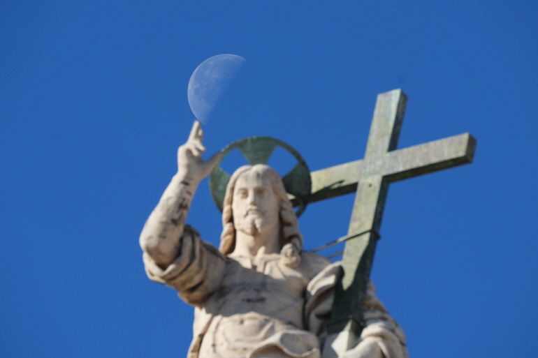 바티칸 성베드로 광장의 예수 상[AP=연합뉴스 자료사진]