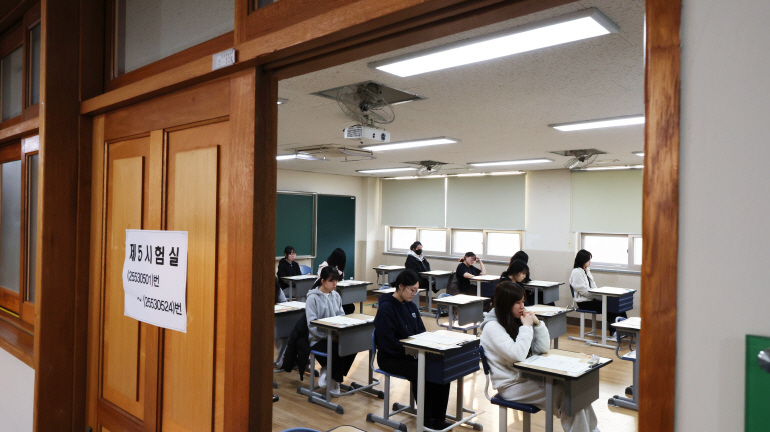 2026학년도 대학수학능력시험(수능)이 실시된 13일 오전 인천 미추홀구 인화여자고등학교에서 수험생들이 시험 시작을 기다리고 있다. [연합뉴스 제공]