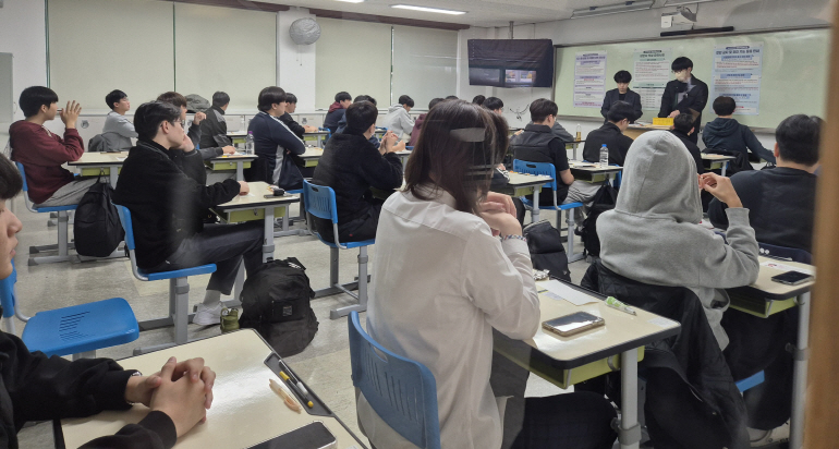 2026학년도 대학수학능력시험일인 13일 오전 경남도교육청 88(창원)지구 제2시험장인 창원 사파고등학교에서 수험생들이 막바지 시험 준비를 하고 있다. [연합뉴스 제공]
