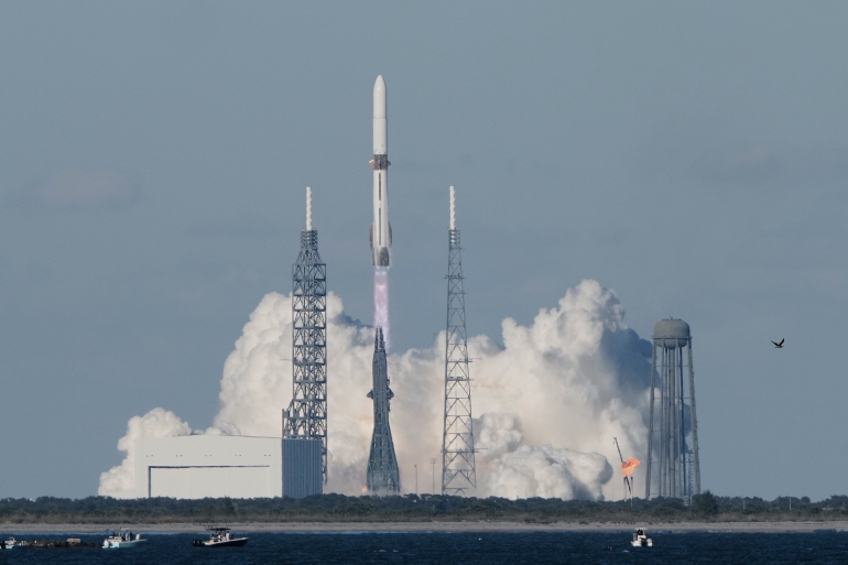 블루오리진의 로켓 '뉴 글렌'이 13일(현지시간) 미국 플로리다주 케이프 커내버럴 우주군 기지에서 발사되고 있다. [AP=연합뉴스]