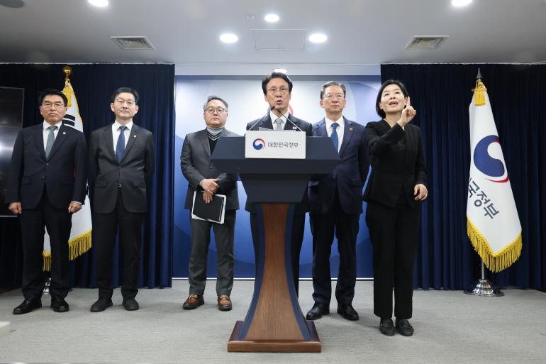 김민석 국무총리(왼쪽)가 18일 정부서울청사에서 '론스타 국제투자분쟁(ISDS) 취소 신청'과 관련해 긴급 브리핑하고 있다. 오른쪽 뒤는 정성호 법무부 장관. 정부는 이날 론스타 ISDS 취소 절차를 심리하는 국제투자분쟁해결센터(ICSID) 취소위원회로부터 '대한민국 승소' 결정을 받았다고 밝혔다. 2025.11.18 [연합뉴스 제공]