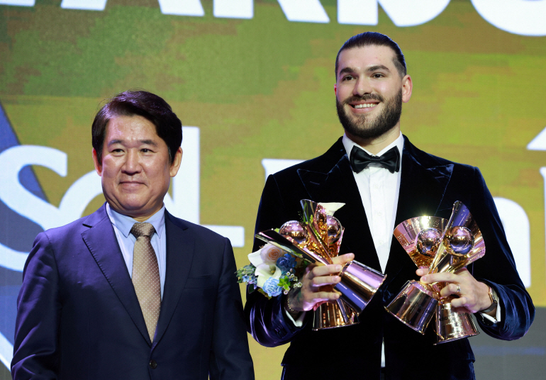 2025 신한 SOL뱅크 KBO 시상식에서 KBO리그 투수부문 평균자책점, 승리, 탈삼진, 승률상 수상자로 선정된 한화의 폰세가 포즈를 취하고 있다. 2025.11.24 [연합뉴스 제공]