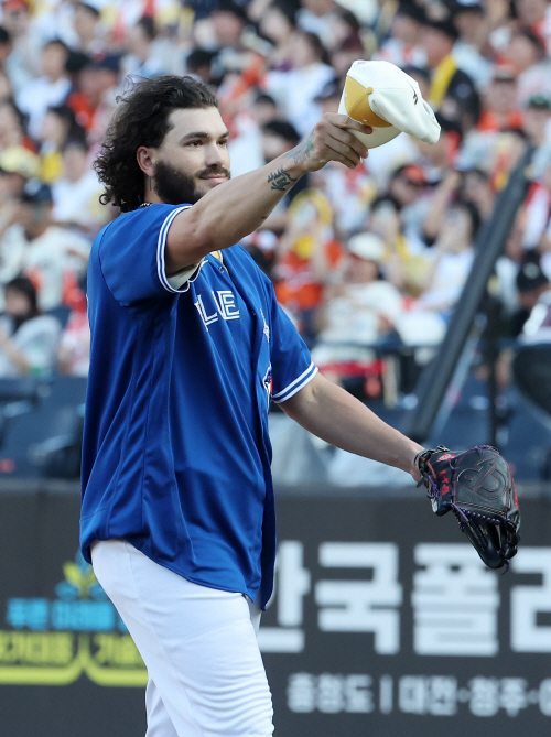 대전 한화생명 볼파크에서 열린 2025 신한 SOL뱅크 KBO 올스타전. 나눔 선발 폰세가 메이저리그 시절 류현진 유니폼을 입고 있다. 2025.7.12 [연합뉴스 제공]