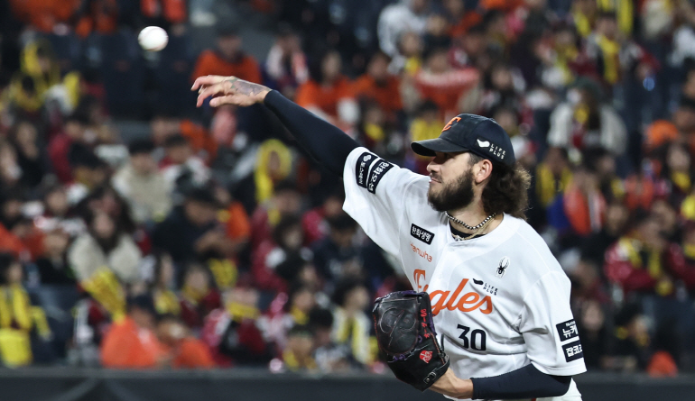 대전 한화생명 볼파크에서 열린 2025 프로야구 KBO리그 포스트시즌 한국시리즈 3차전 LG 트윈스와 한화 이글스의 경기. 한화 선발 투수 폰세가 역투하고 있다. 2025.10.29 [연합뉴스 제공]