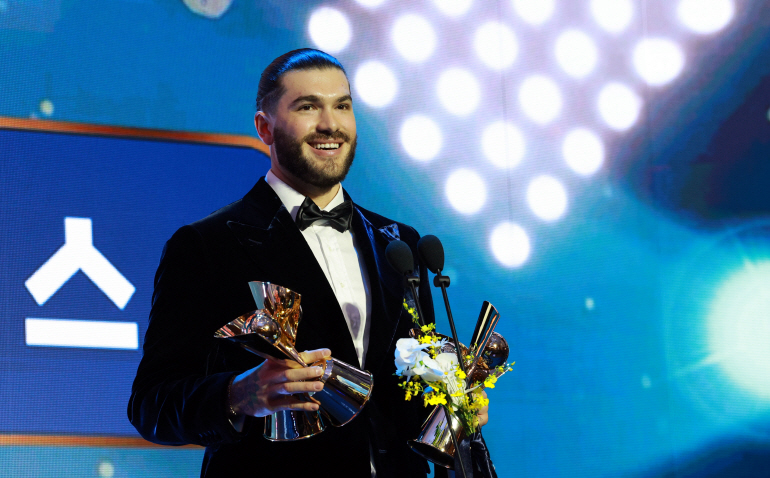 2025 신한 SOL뱅크 KBO 시상식에서 KBO리그 투수부문 평균자책점, 승리, 탈삼진, 승률상 수상자로 선정된 한화의 폰세가 소감을 밝히고 있다. 2025.11.24 [연합뉴스 제공]