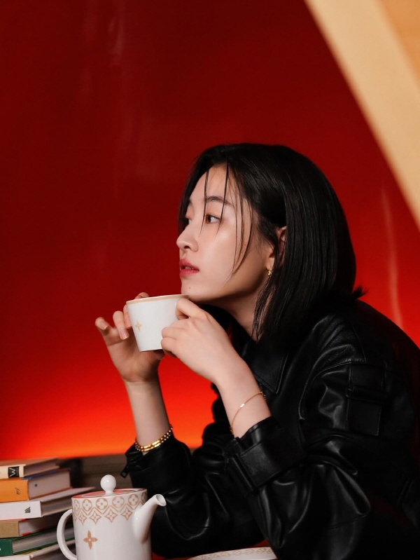 [시선★피플] 서늘한 신비로움에서 깊은 멜로까지, 배우 ‘원지안’...‘경도를 기다리며’의 지우