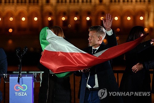 헝가리 국기를 들고 승리를 기념하는 마자르 페테르