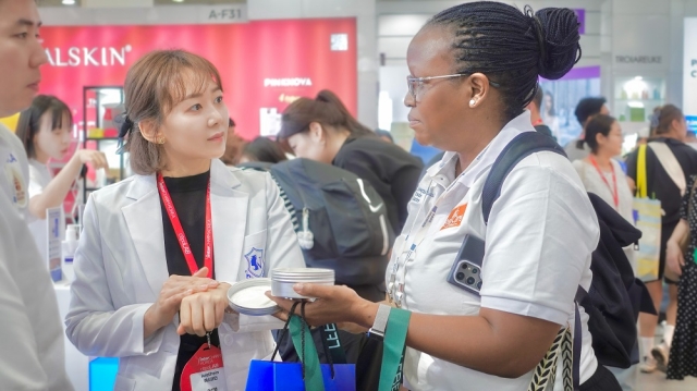Aesthein CEO Sun-young Lee with a local Shea butter business owner from Uganda, ⓒKOICA