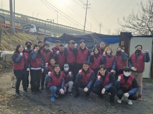 (주)소프트자이온, 소하동 뚝방촌일대 연탄 지원 및 배달로 온정 나눠 - 뉴스 썸네일 이미지