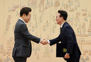 李 대통령, 김민석 신임 국무<b>총리</b>에 <b>임명장</b> 수여…6일 첫 고위 당정협의...
